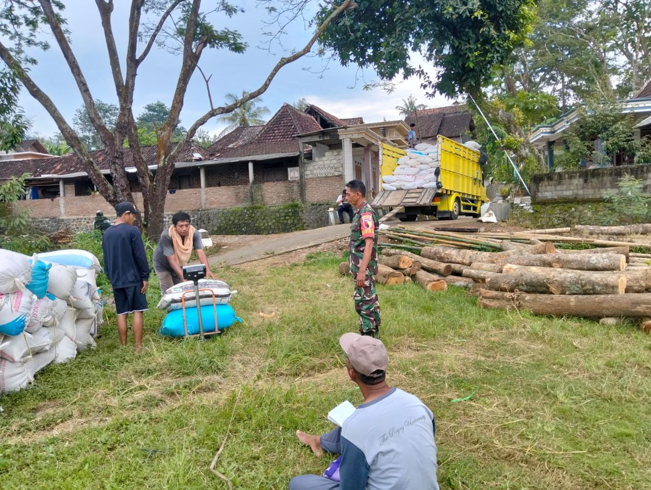 Bulog Beli Gabah Petani, Babinsa Ponorogo Lakukan Pendampingan