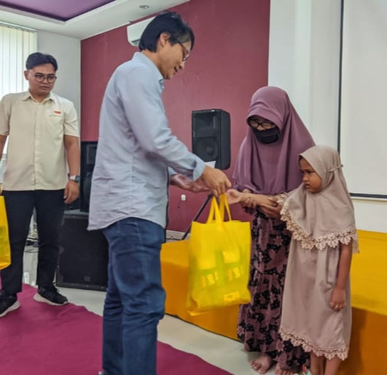 Inaco memberikan santunan kepada anak yatim piatu