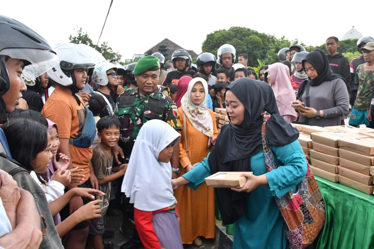 Berkah Ramadan, Persit KCK Cab. XVI Dim Ponorogo dan Siswa TK Kartika IV - 20 Bagi Bagi Takjil