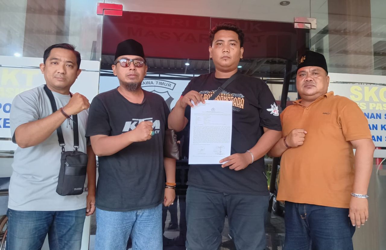 Korban didampingi sejumlah NGO melaporkan dugaan penganiayaan ke Polres Pasuruan.