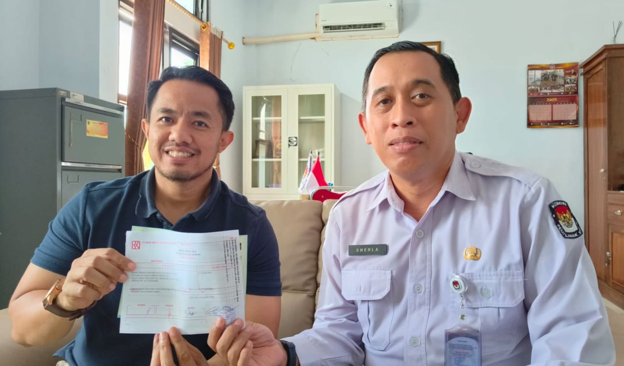 Ketua KPU Kabupaten Pasuruan, Ainul Yaqin didampingi Sekretaris Sherla Rusdianto