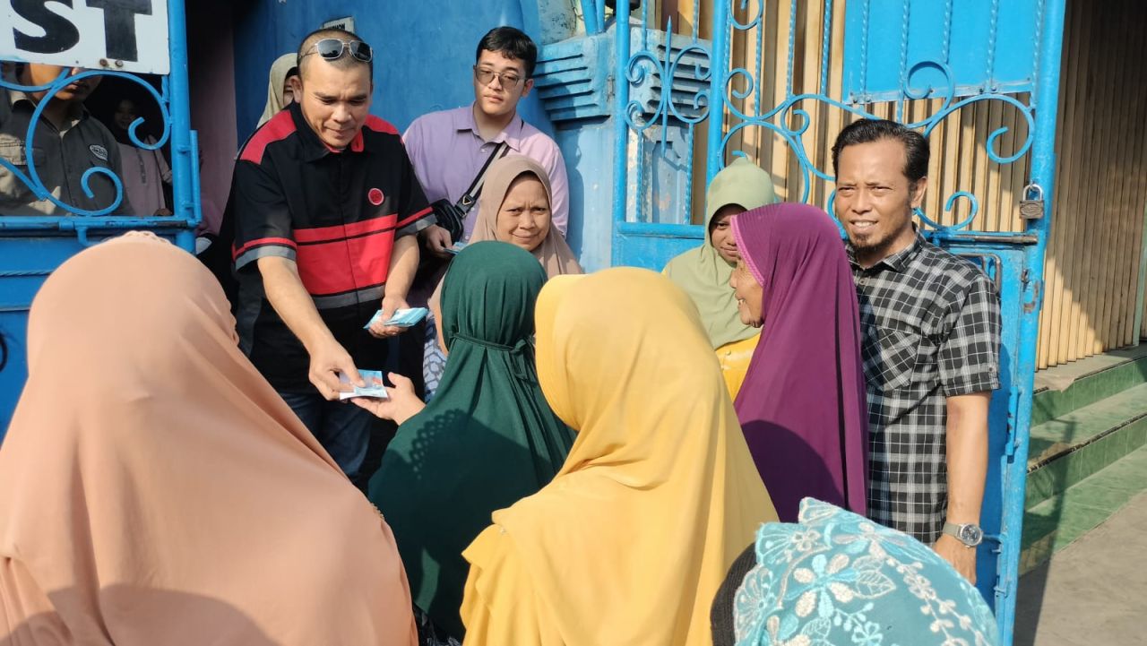 H Decky Triyoga pengusaha sukses asal Desa Tambakrejo bagi-bagi THR ke warga