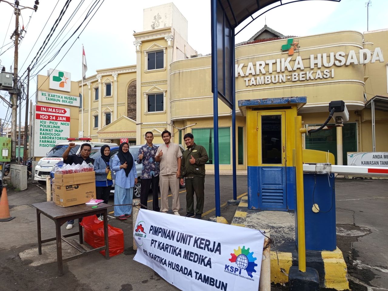 PUK SP FARKES R-KSPI RS Kartika Husada Tambun Bagikan Takjil kepada Masyarakat