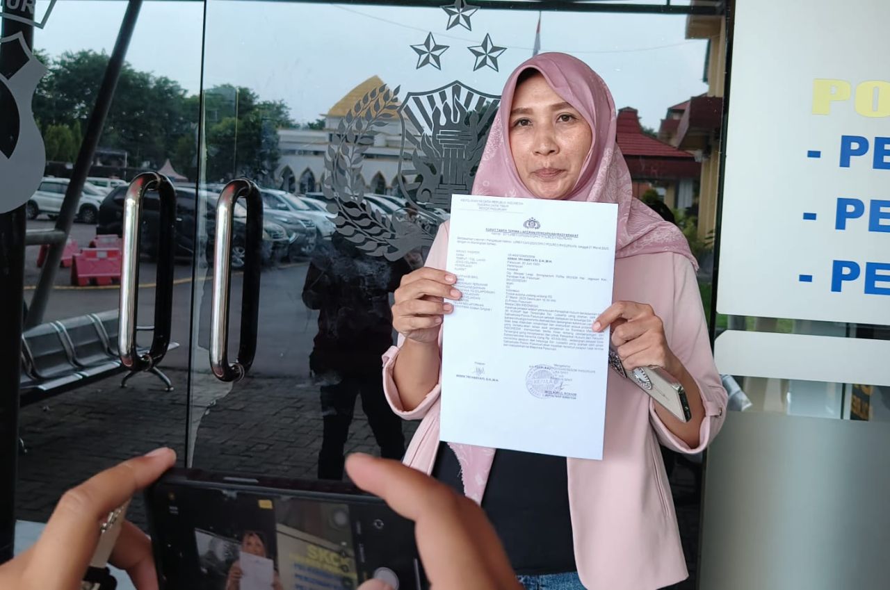 Wiwik Tri Haryati pengacara berkantor Pandaan menunjukan bukti laporan polisi