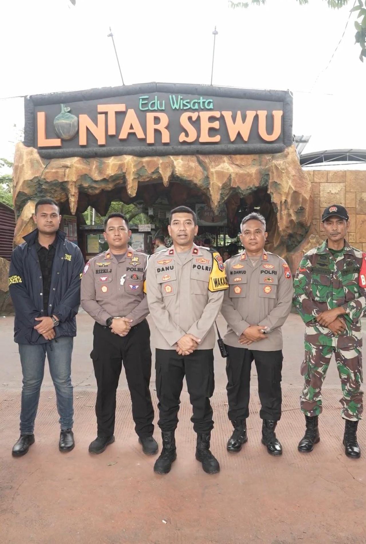 Wakapolres Gresik bersama Kapolsek Menganti saat mengunjungi edu wisata Lontar Sewu