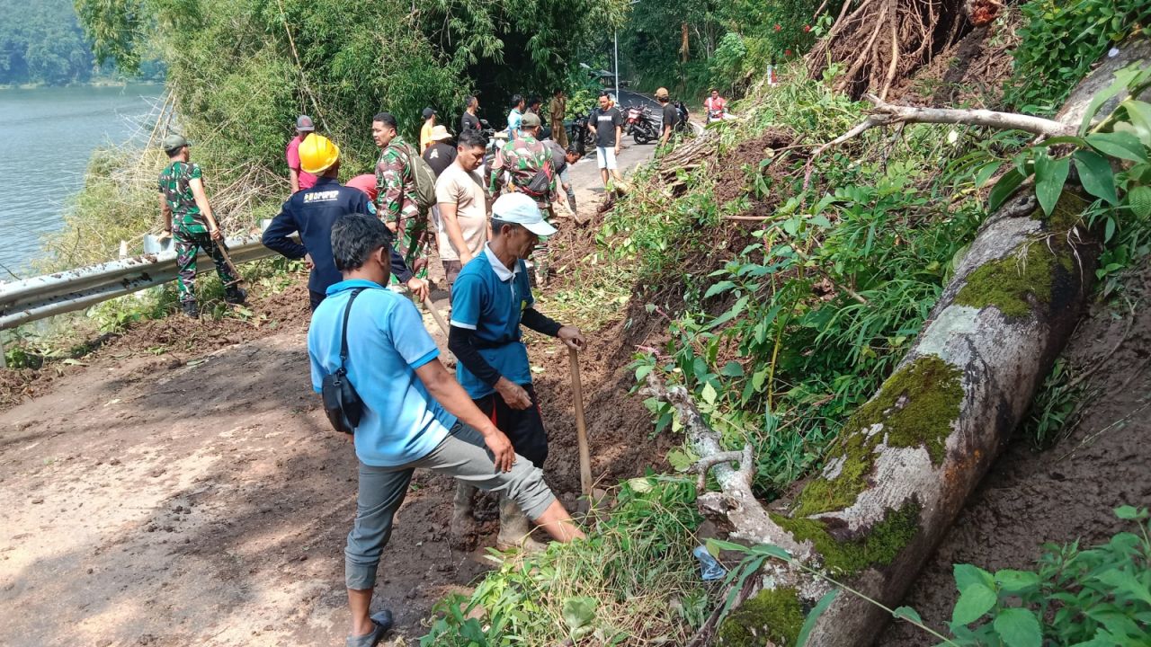 Jalan Wisata Ngebel Tertutup Tanah Longsor, TNI - Polri dan Unsur Terkait di Ponorogo Kerja Bakti