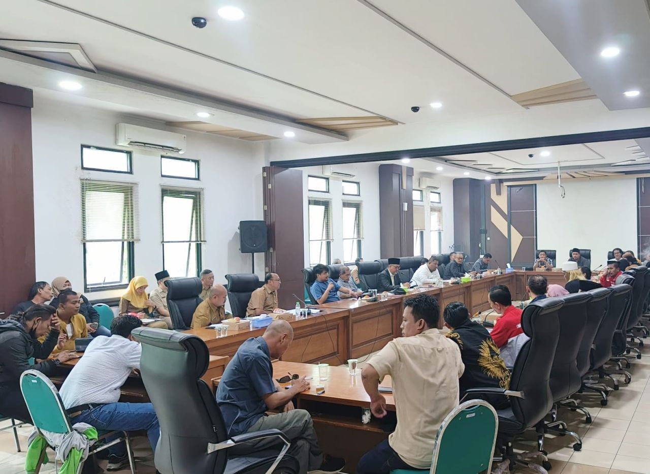 Audensi GERTAP, Tim Pansus Raperda JTLS dan OPD terkait di gedung DPRD Kabupaten Pasuruan