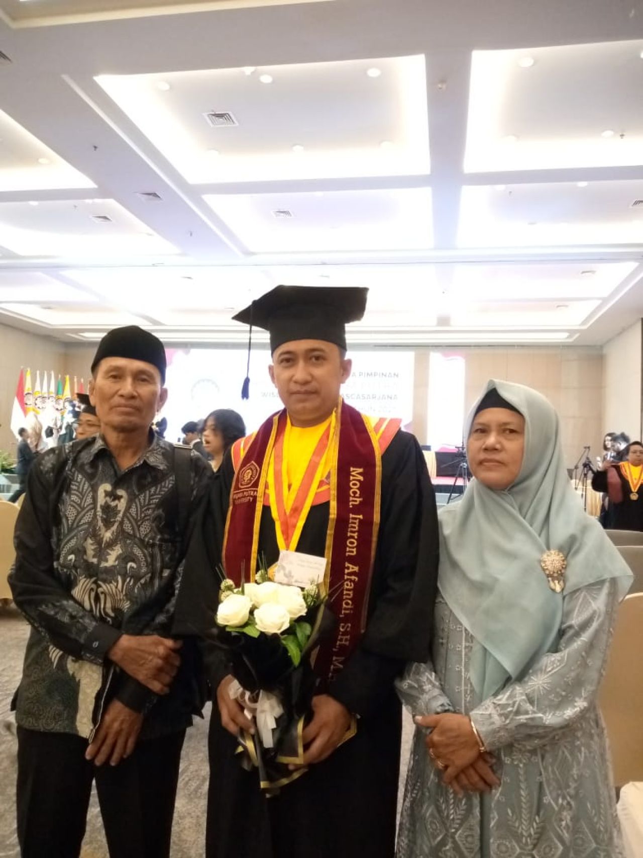 Moch. Imron Afandi, S.H., M.H. saat bersama kedua orangtua