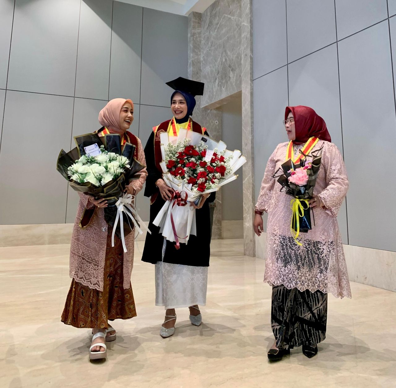 Dyah Retnoningtyas (kiri)