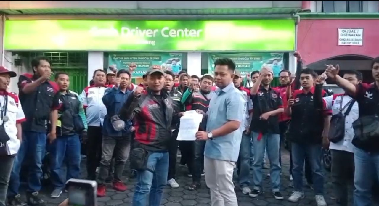 Perhimpunan Driver Online Indonesia (PDOI) Regional Jawa Timur kembali melakukan aksi ke Kantor Grab