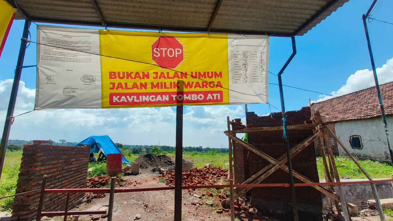 Akses jalan menuju PT AES diplang warga memakai besi cor