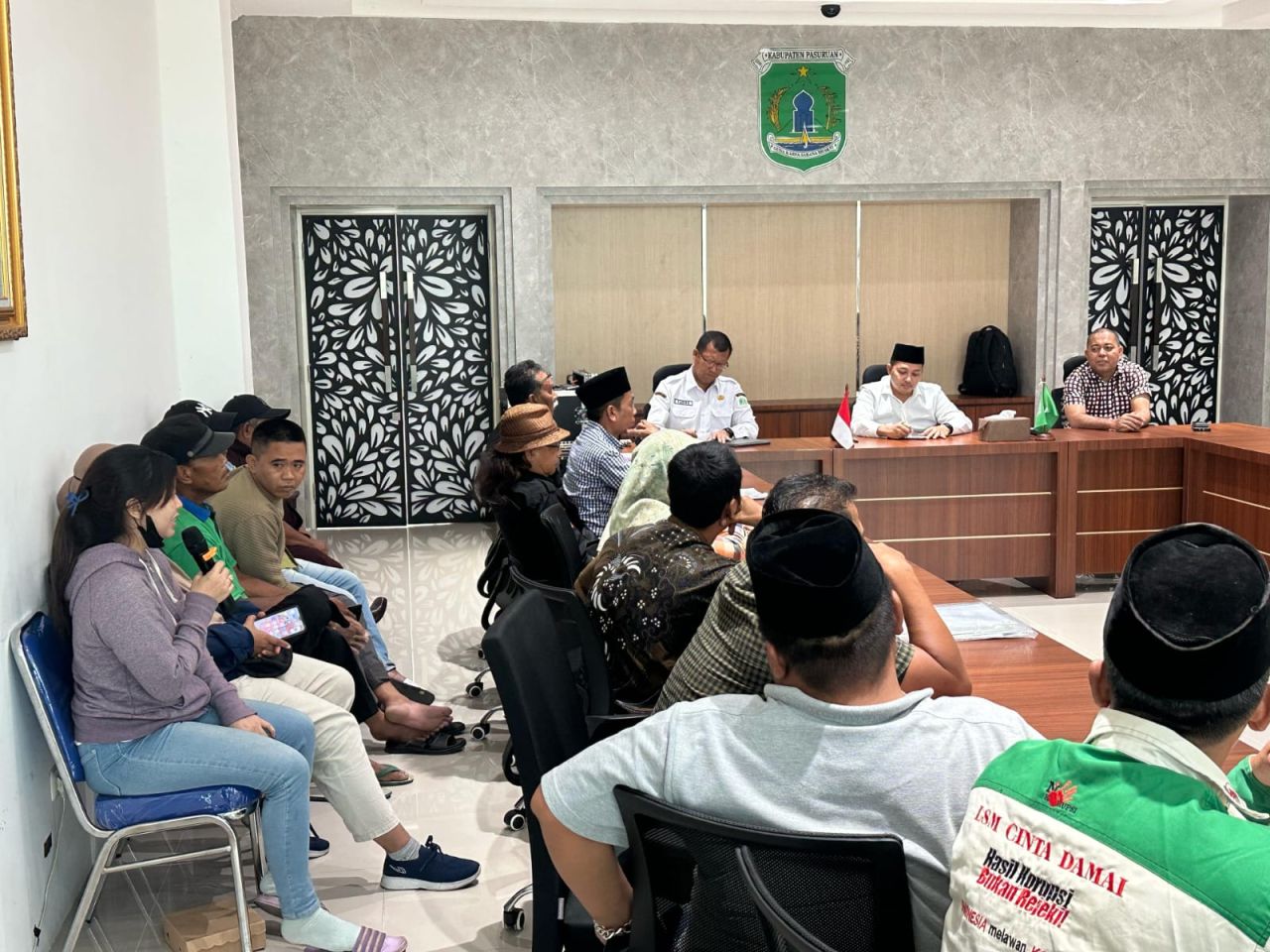 Sejumlah masyarakat Curahdukuh didampingi AMCD audensi dengan Bupati Pasuruan Rusdi Sutejo