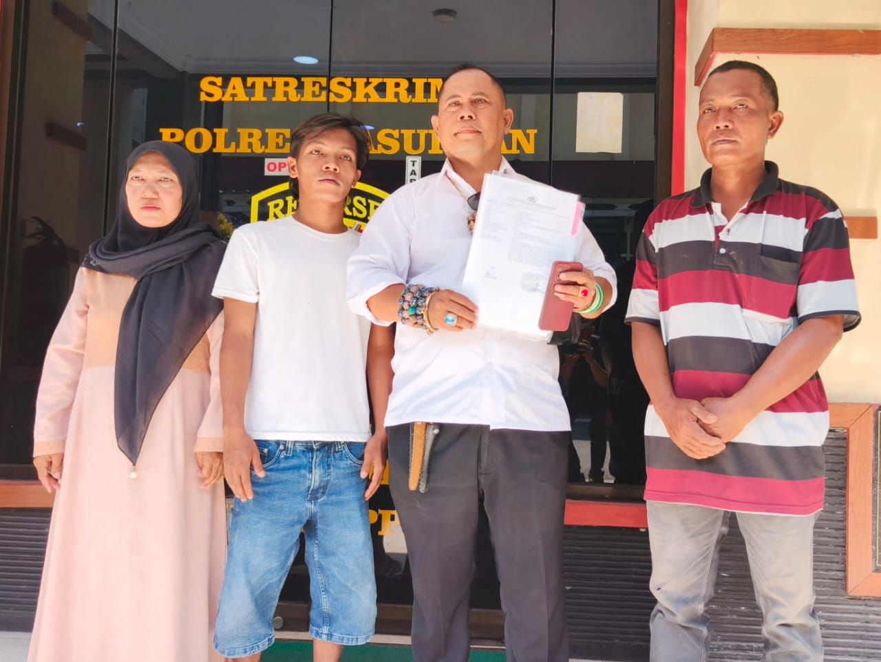 Orang tua korban pengeroyokan dan penganiayaan didampingi Ayik Suhaya Ketua GM FKPPI saat mempertanyakan perkembangan kasusnya di Polres Pasuruan