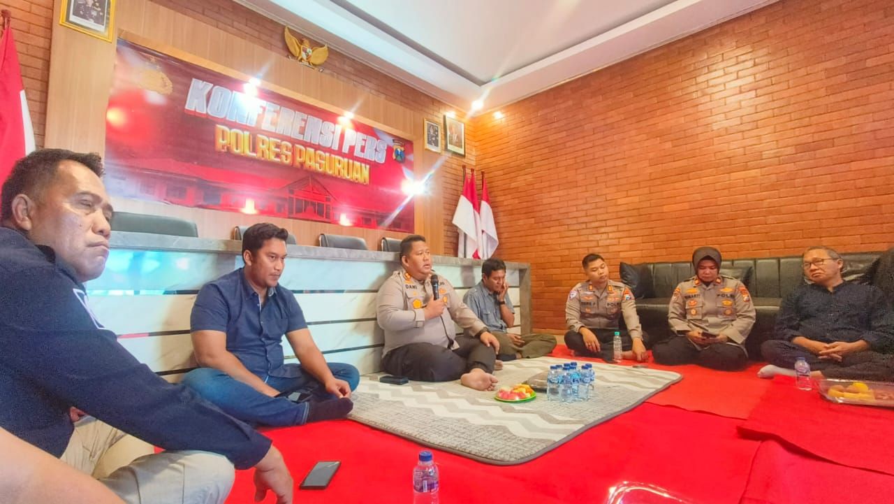 Kapolres Pasuruan AKBP Jazuli Dani Iriawan bersama para Kasat dan Ketua PWI Pasuruan Paul di acara Ngopi Bareng Kapolres