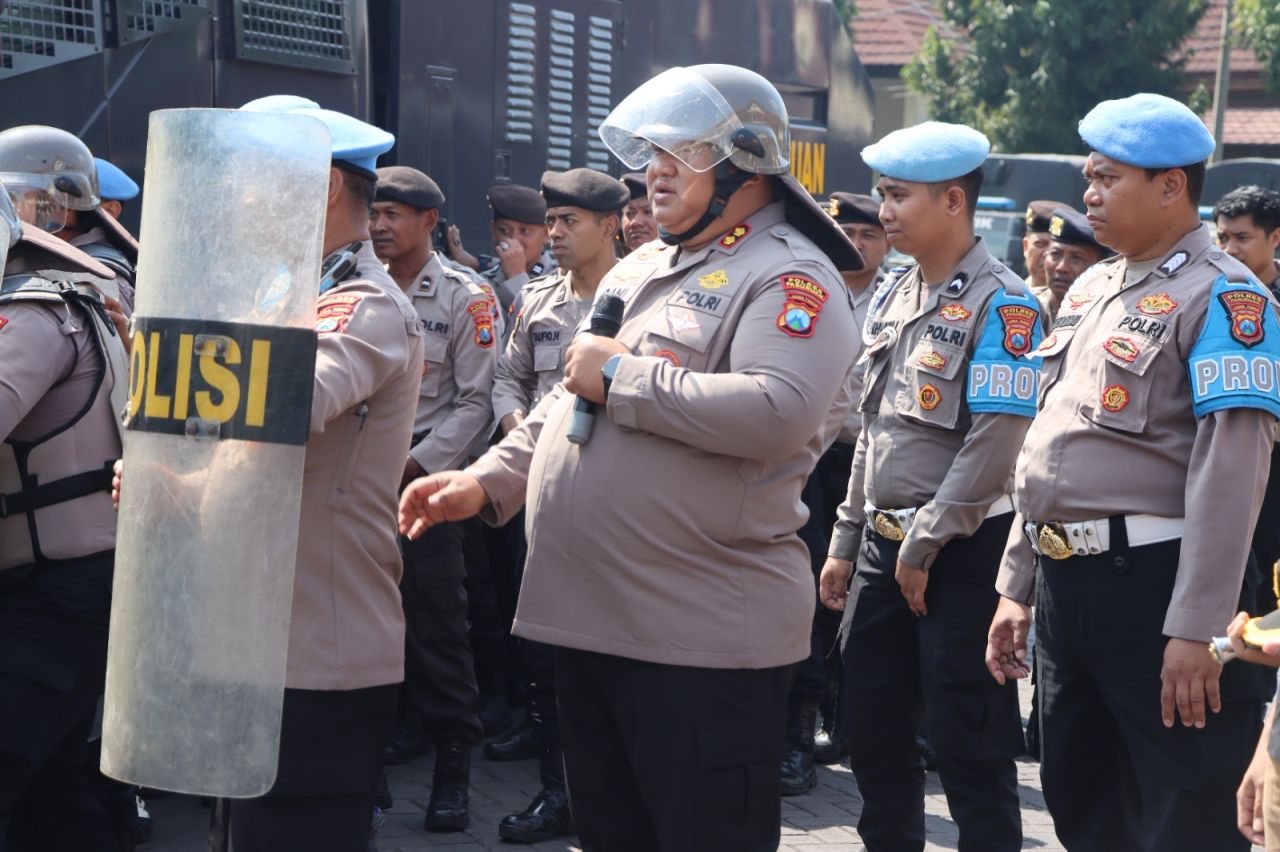 Kapolres Pasuruan AKBP Jazuli Dani Iriawan saat memberikan arahan dalam kegiatan simulasi pengamanan di halaman Mapolres