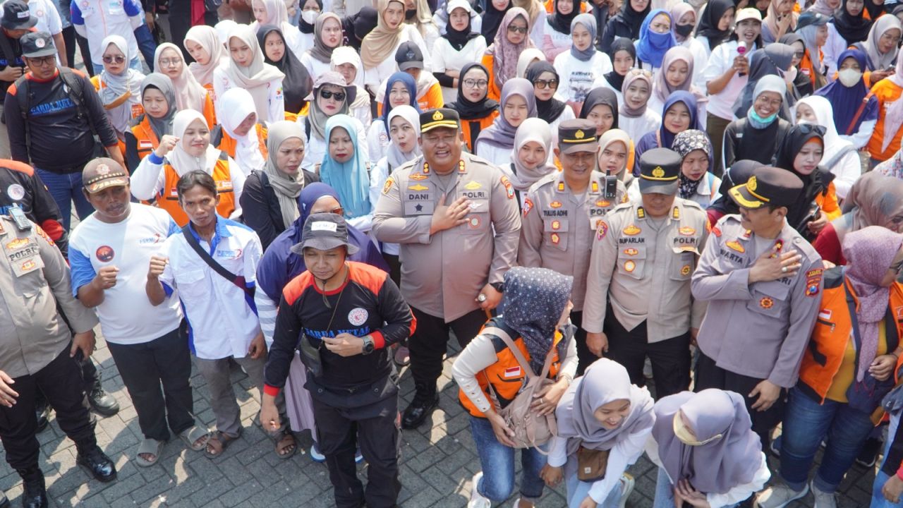Kapolres Pasuruan AKBP Jazuli Dani Iriawan berfoto bersama para buruh dalam peringati May Day 2025
