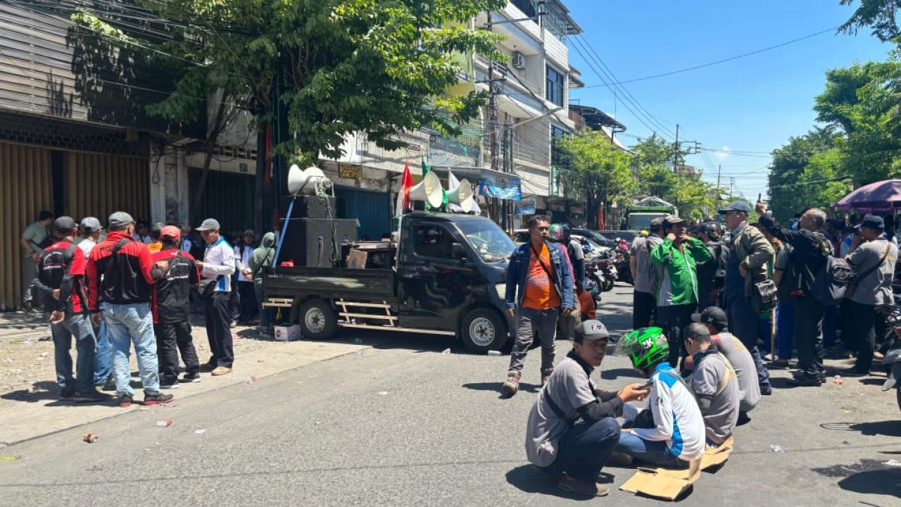 Karyawan saat demo di depan kantor pusat PT. Pakerin di Surabaya