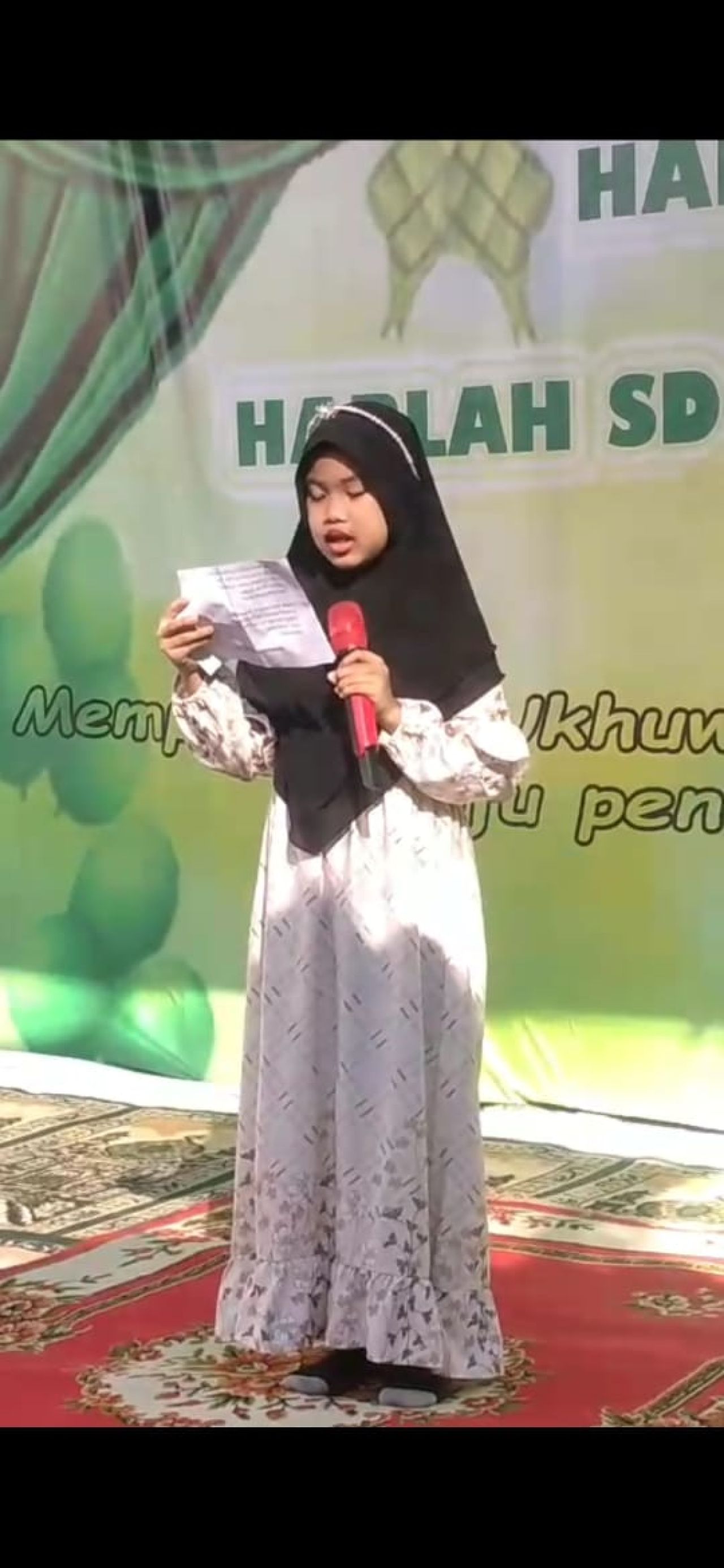 Penampilan salah satu peserta pentas seni di SD Istiqbal