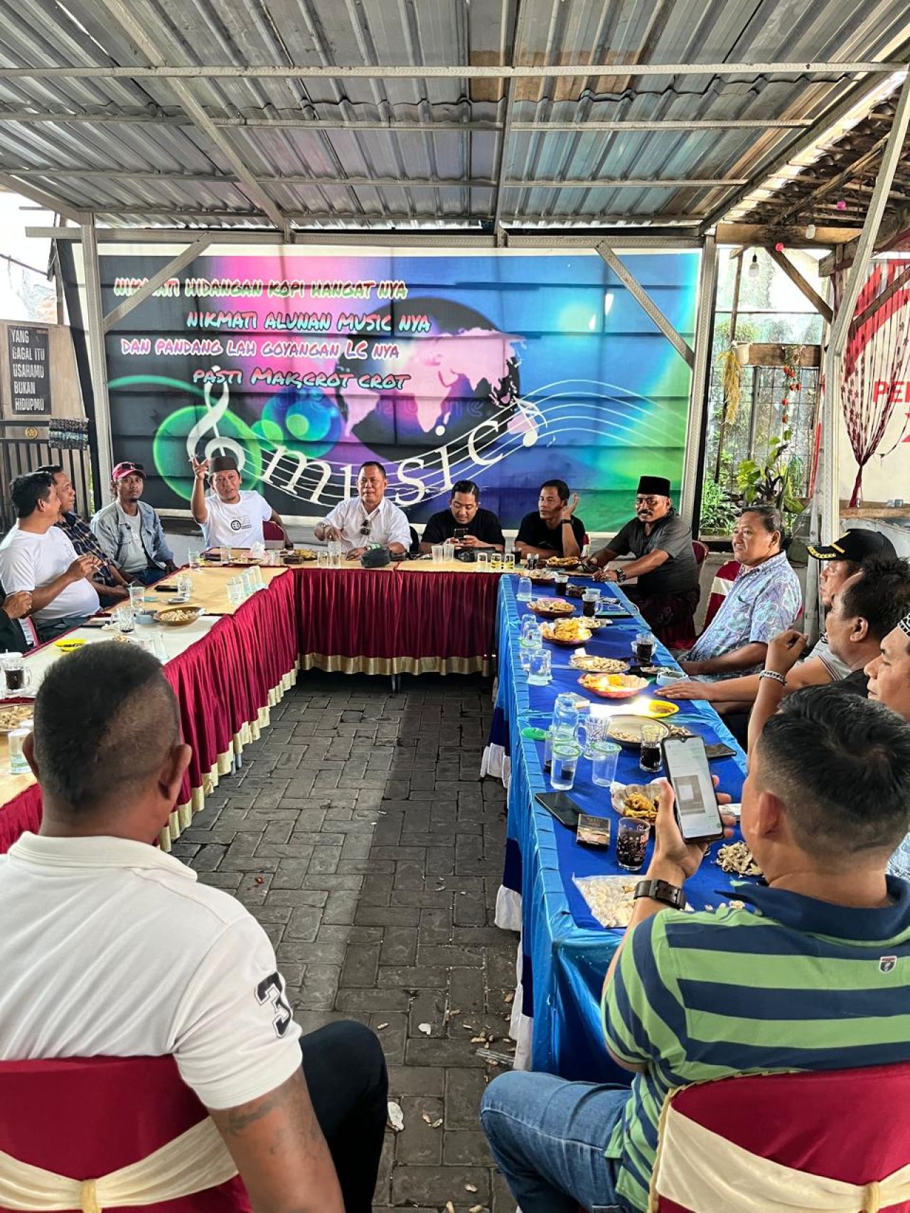 Keluarga korban Yanto Baret didampingi sejumlah LSM saat diskusi untuk mempertanyakan perkembangan kasus tersebut.