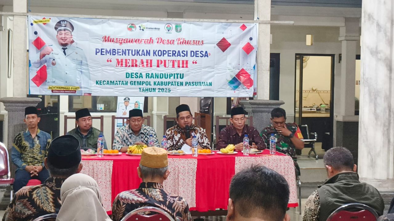 Kepala Desa Randupitu, Mochammad Fuad memimpin musdesus pembentukan pengurus Koperasi Merah Putih dibalai desa setempat.