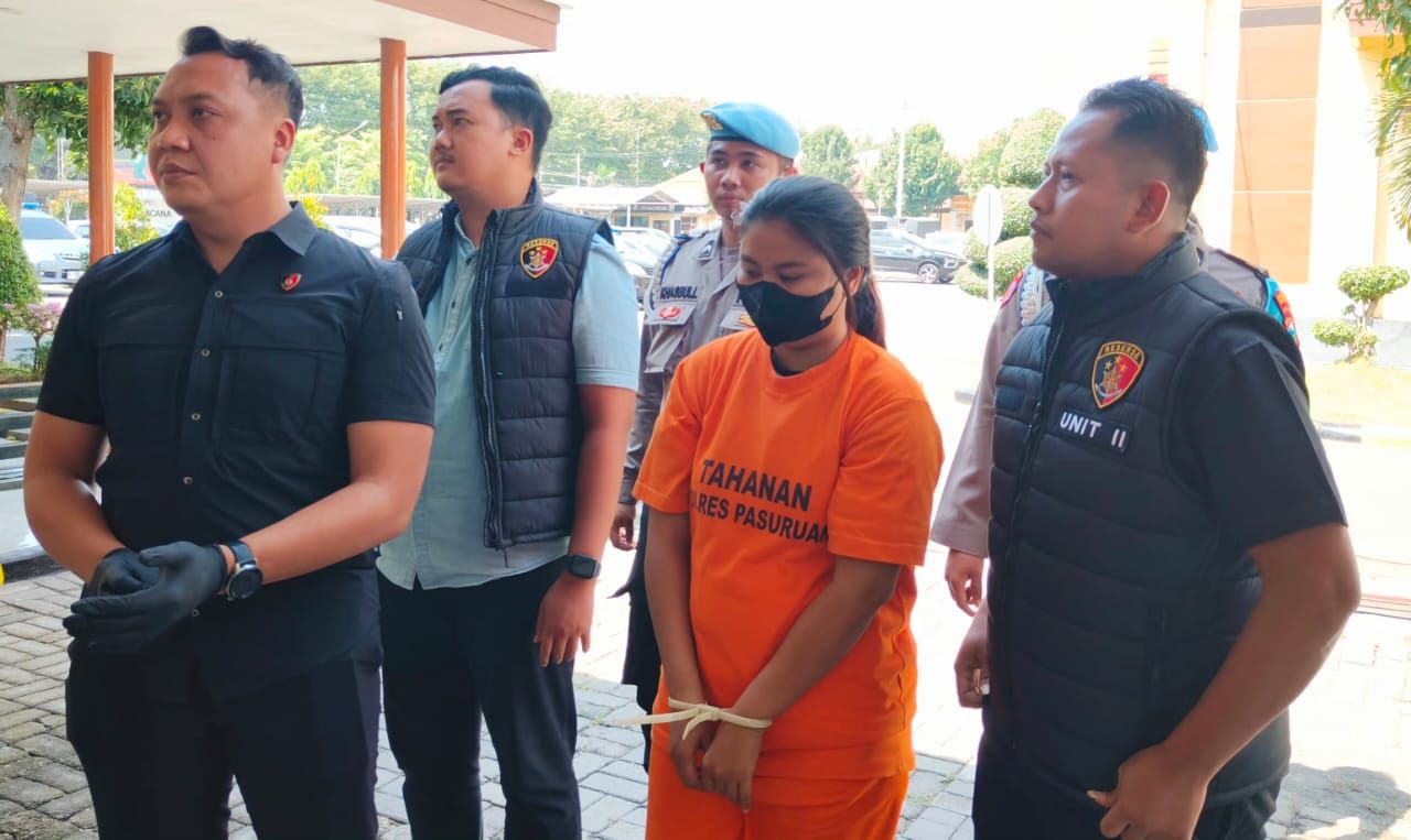 AK saat digelandang petugas