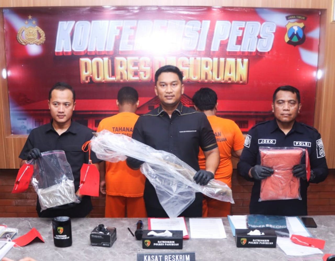 Petugas menunjukan bukti-bukti tersangka yang diduga digunakan melawan petugas saat melakukan penggrebekan.