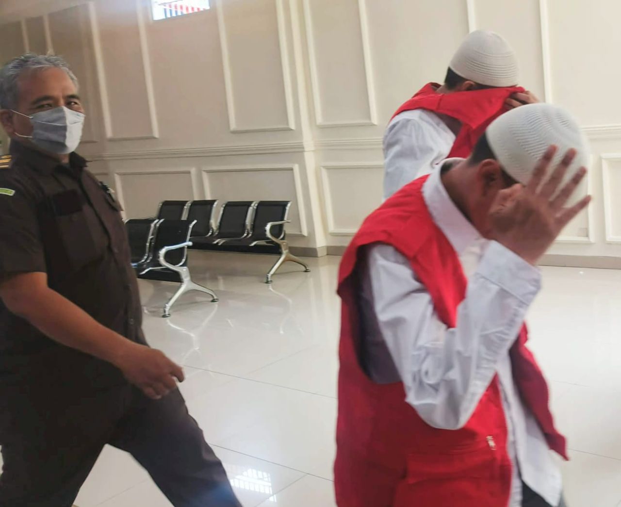 Dua terdakwa ngaku wartawan di kasus pemerasan usai menjalani sidang