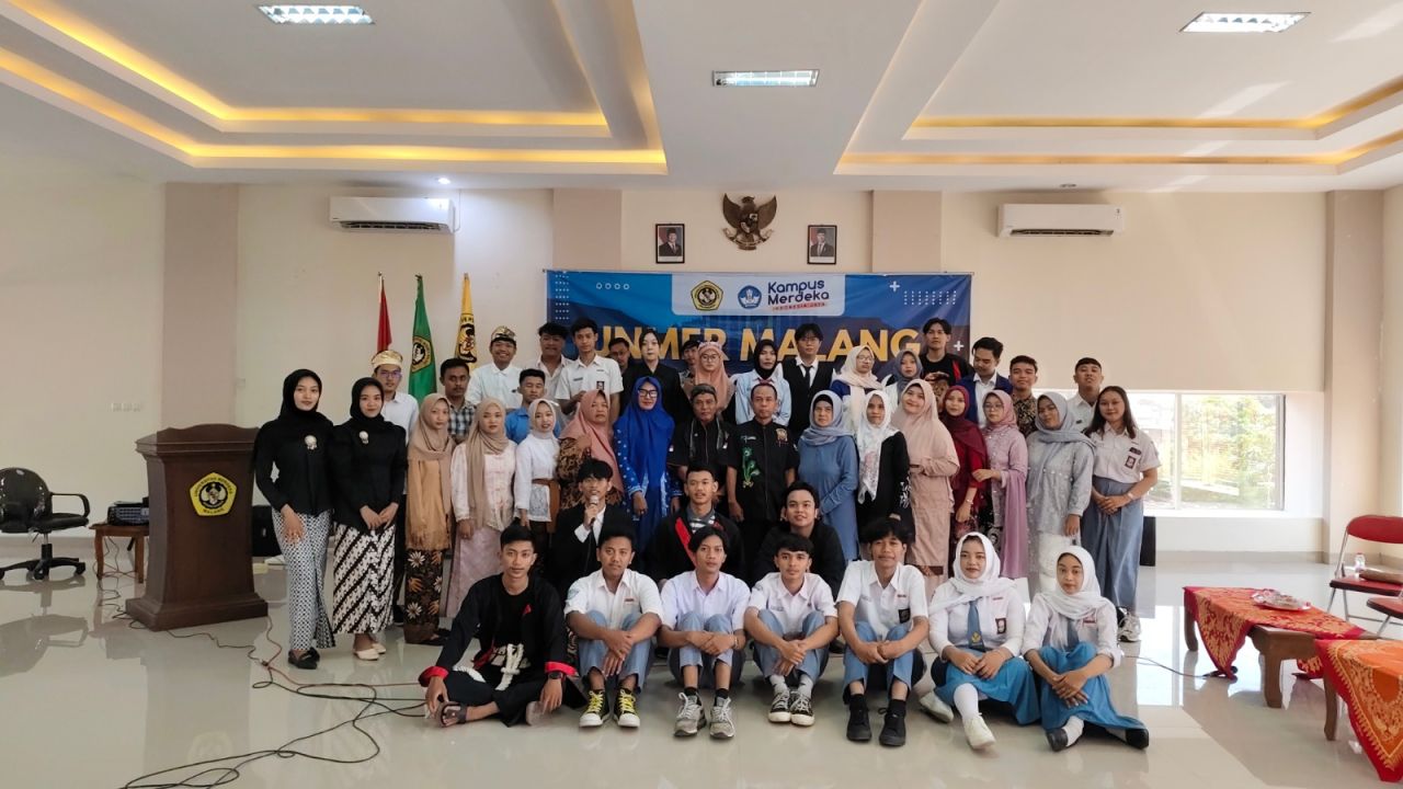 Foto bersama sesaat setelah dialog interaktif