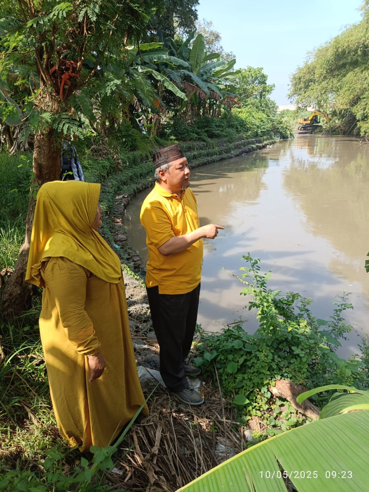 M. Nizar saat meninjau normalisasi sungai di Desa Temu