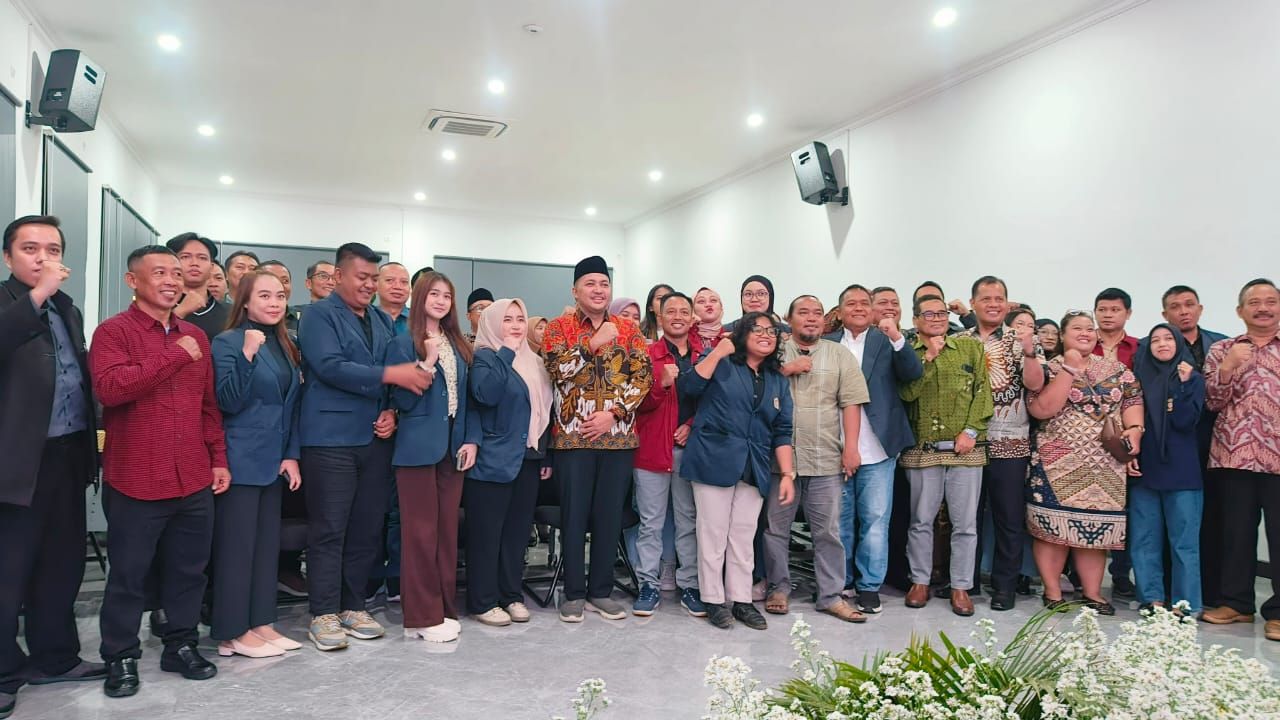 mahasiswa berpose bersama Mas Rusdi Bupati Pasuruan usai menggelar seminar di Universitas Wijaya Putra Kampus 3 Prigen