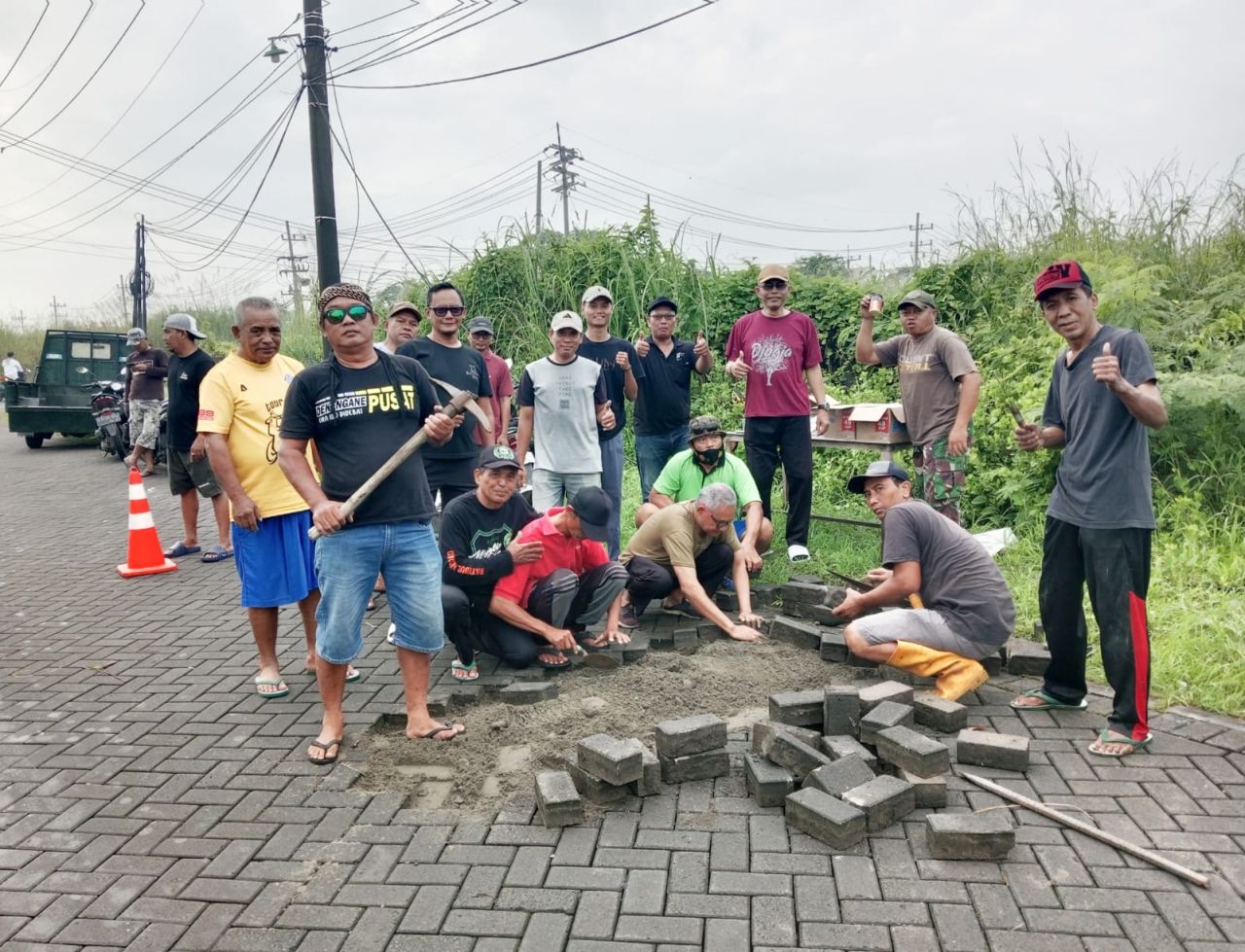 Upaya Cegah Laka Jalur Tengkorak Bukit Bambe Warga Kerja Bakti.