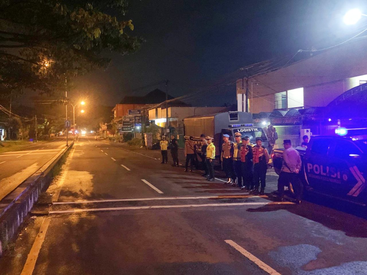 Petugas saat gelar operasi pekat Semeru II 2025