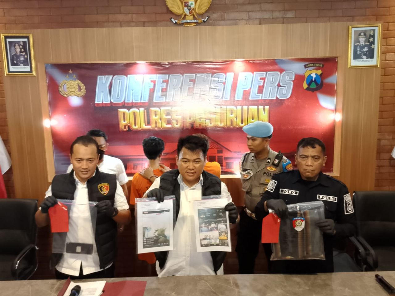 Petugas menunjuk bukti pelaku live video pamerkan alat vitalnya