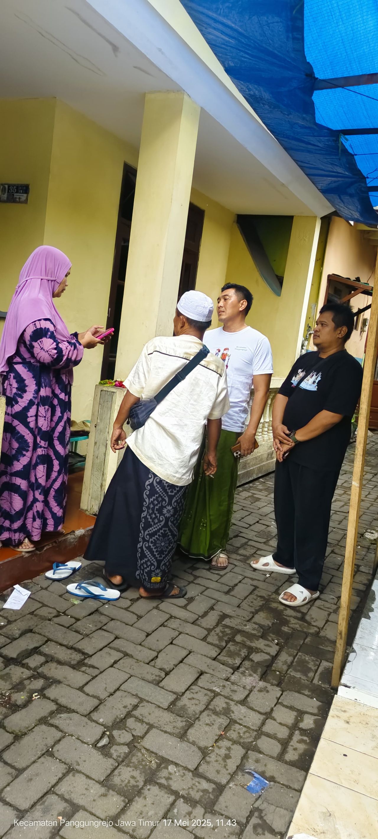 Camat Panggungrejo langsung tangani warga yang meninggal di Sidoarjo