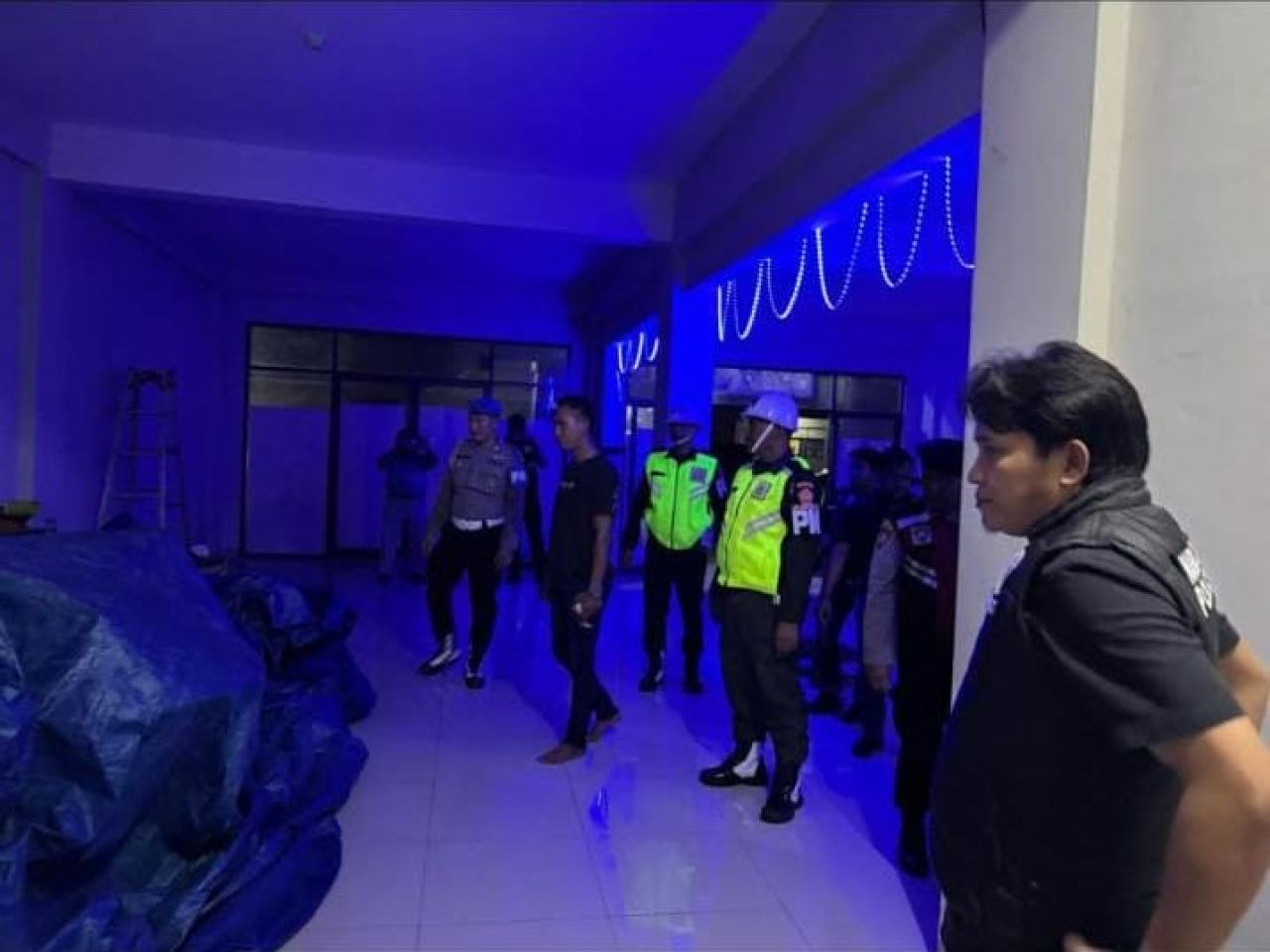 Petugas gabungan saat melakukan razia di cafe Gempol 9 beberapa hari lalu.