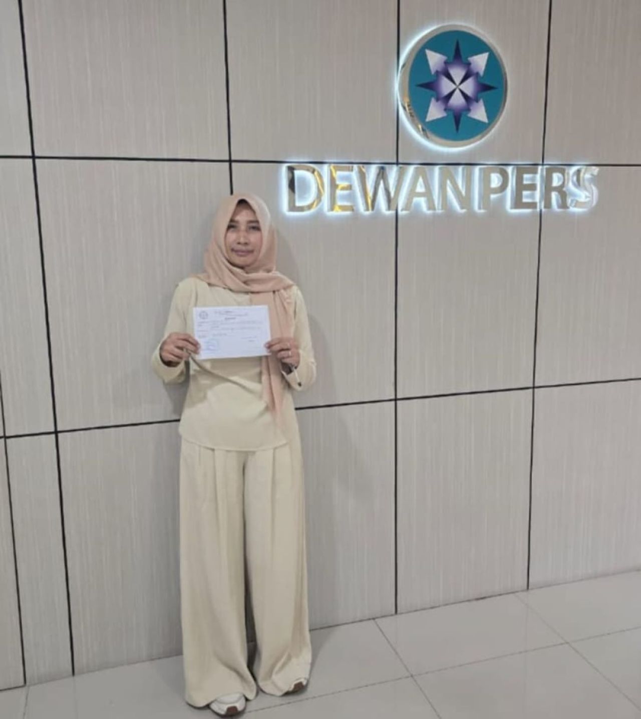 Wiwik Tri Haryati saat melapor ke dewan pers soal kasus hoax dan UU ITE