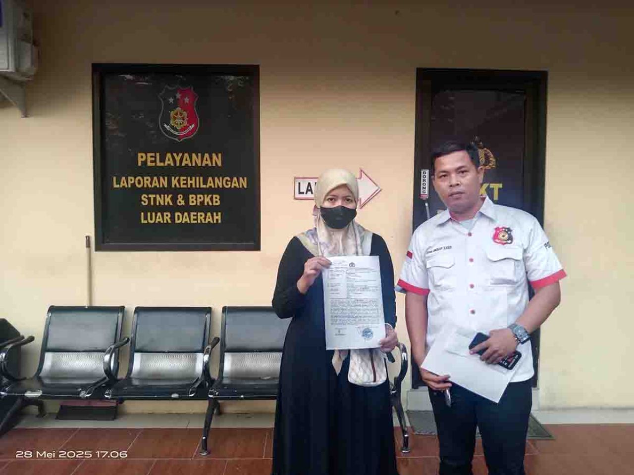 Siti Mutmainah usai laporan di Polsek Waru didampingi Yanto