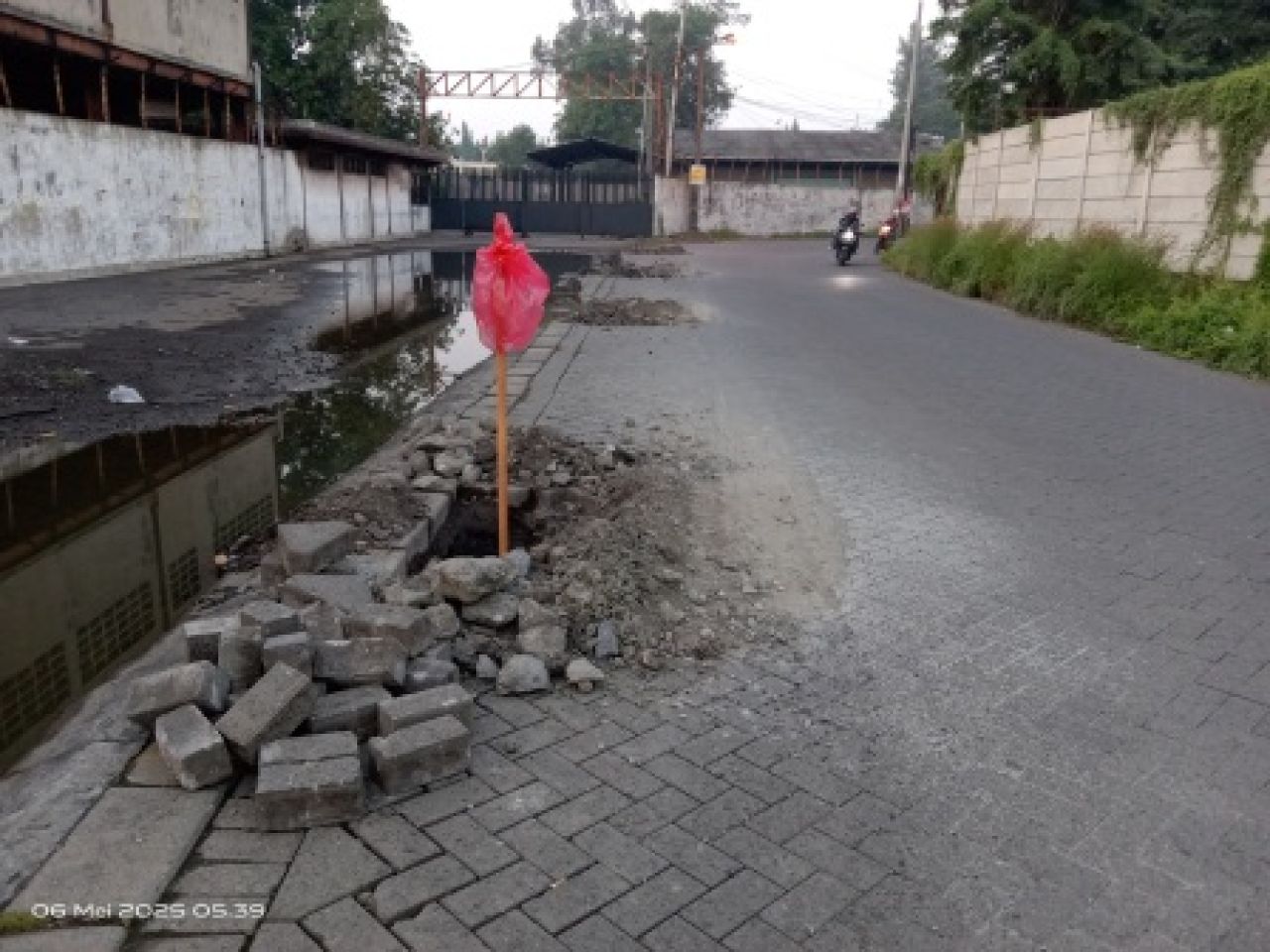 Lubas galian kabel di Desa Kedungturi, samping pabrik PT Ispat Indo