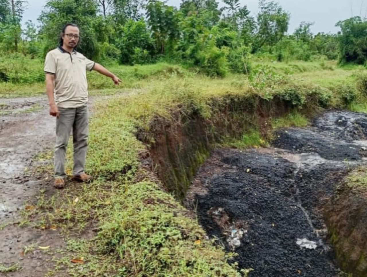 Ketua GP3H, Anjar Supriyanto menunjukan lobang bekas galian tambang milik CV PK diduga dibuat membuang limbah jenis B3