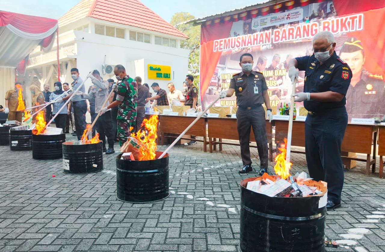 Kejari Kabupaten Pasuruan bersama unsur Forkopimda melakukan pemusnahan sejumlah barang bukti yang disita dari ratusan perkara tindak pidana di Halaman Belakang Kantor Kejari setempat.