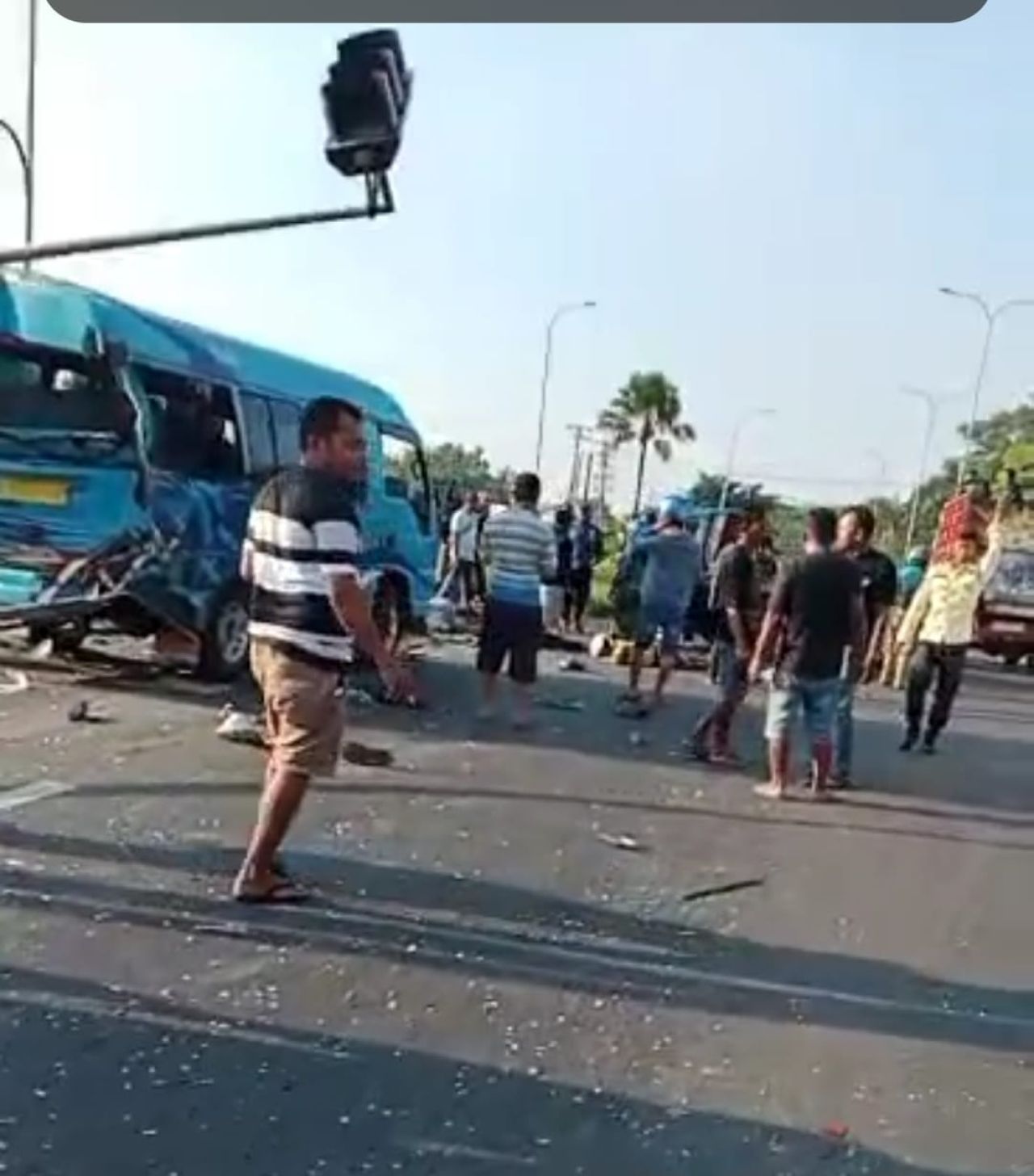 Kecelakaan beruntun di perempatan lampu merah Jalan Raya Malang-Surabaya. Satu orang meninggal dunia