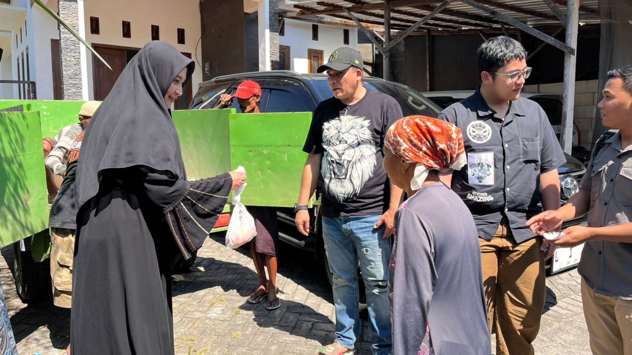 H. Decky owner kafe cessa membagikan daging korban ke warga