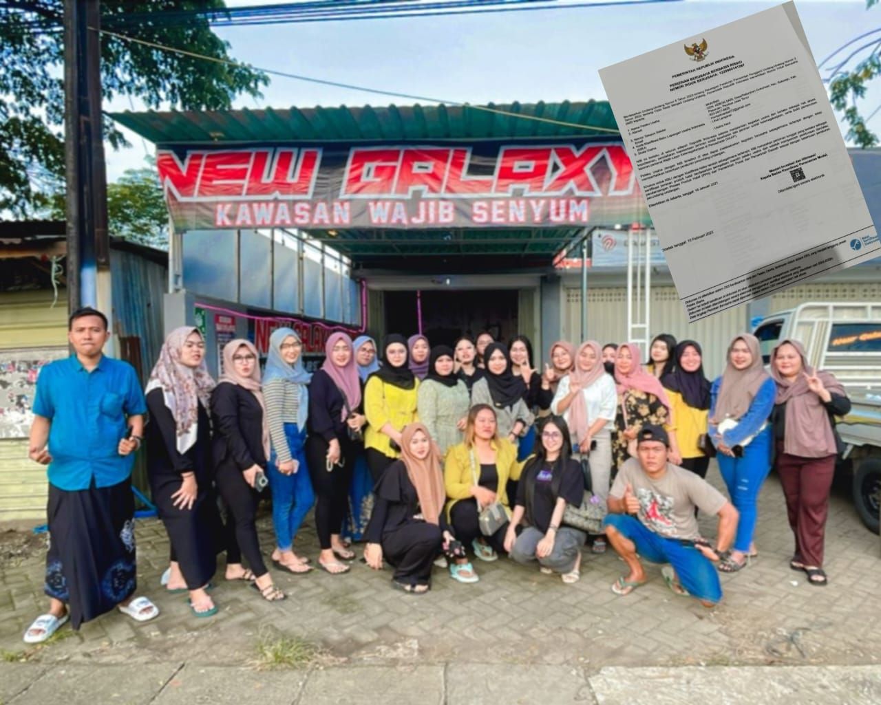 Pegawai Cafe New Galaxy usai bakti sosial. Inzet : izin tertulis karaoke