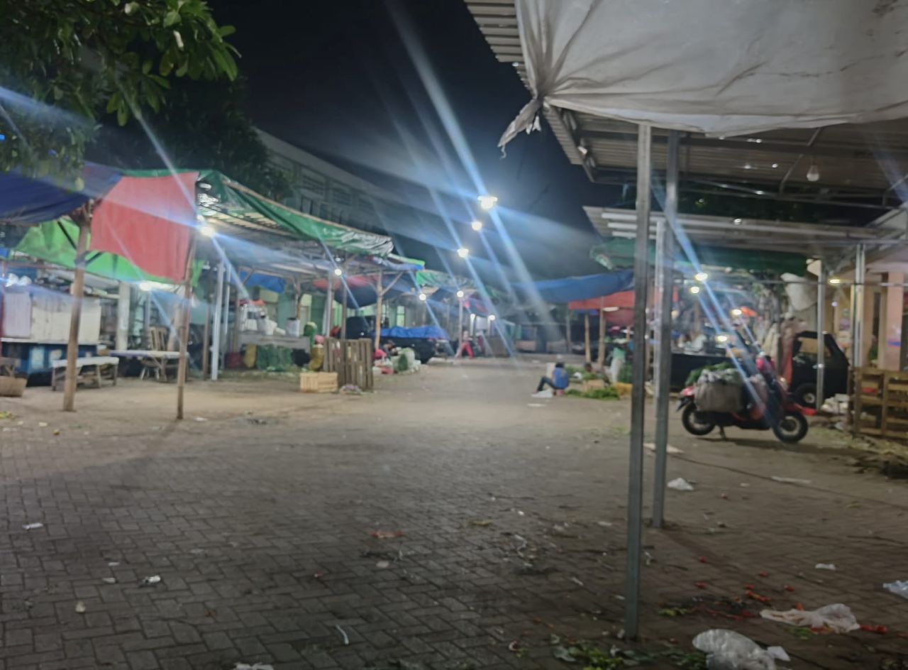 Kondisi pedagang sayur pada malam hari di Pasar Plaza Gempol nampak sepi
