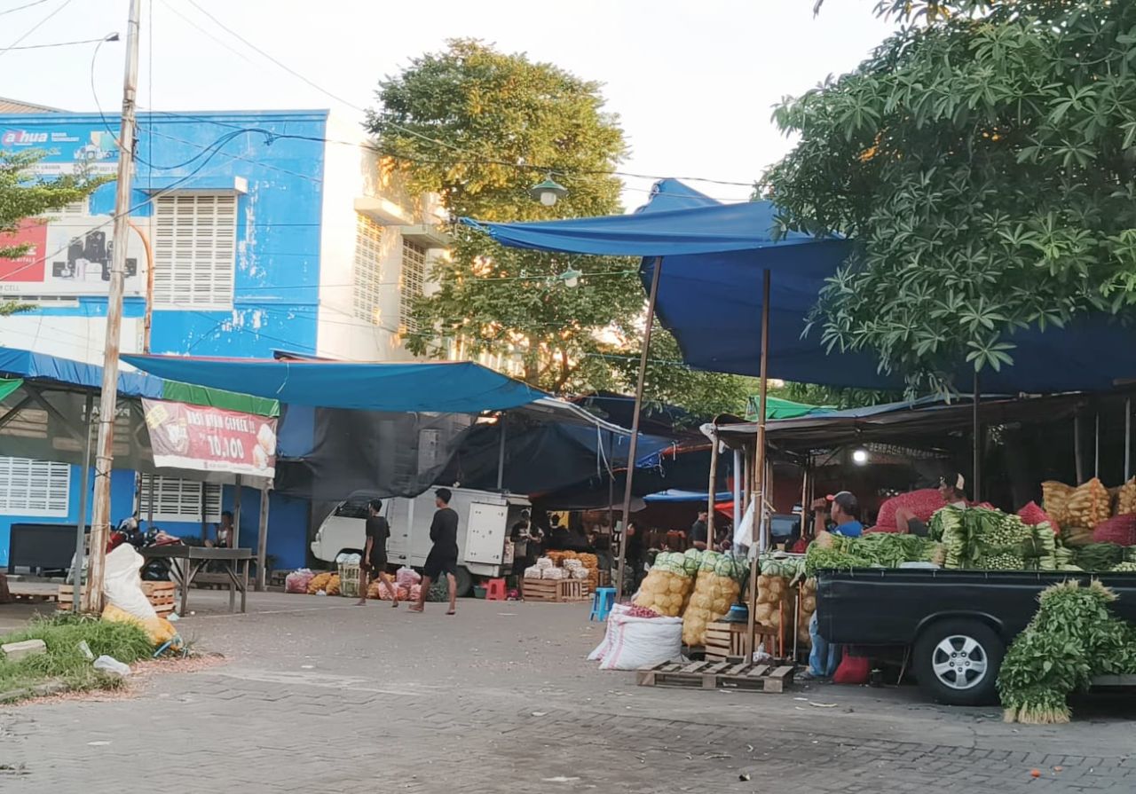 Suasana di sore hari sangat rame para pedagang sayur berjajar menjual dagangannya