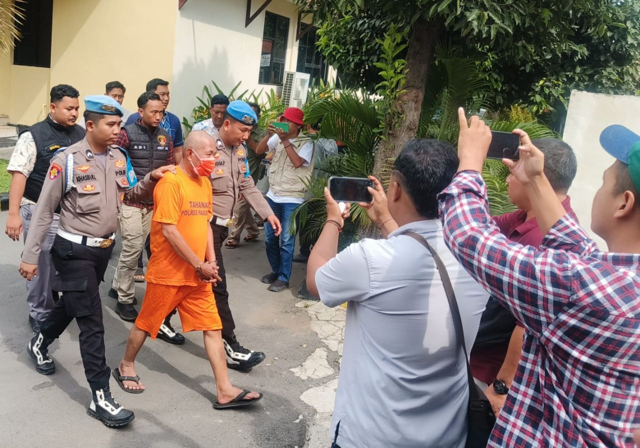 Tersangka korupsi DD Saiful Anwar digelandang petugas