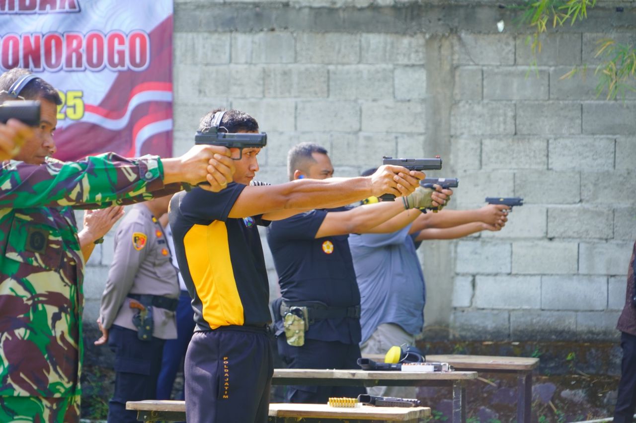 Latihan Menembak Bersama Warnai Peringatan Hari Bhayangkara ke-79 di Ponorogo