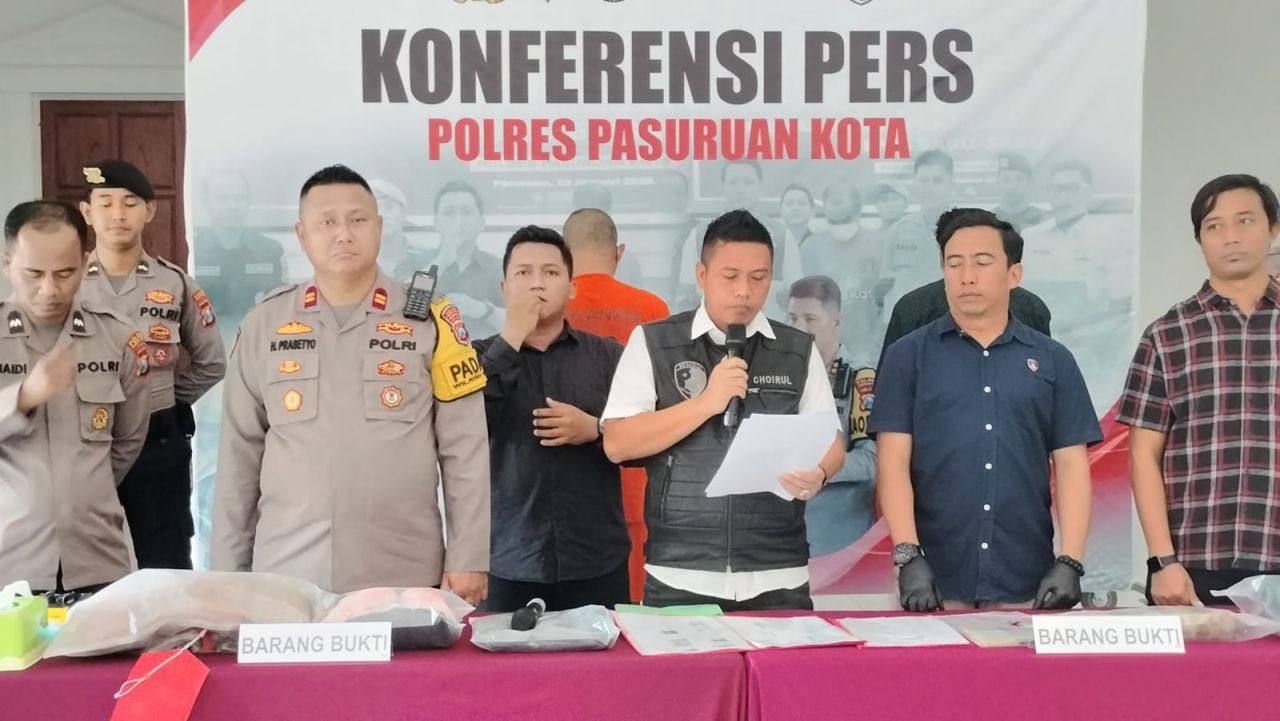 Polresta Kota Pasuruan saat gelar pres rilis kasus pembunuhan wanita bugil di Grati