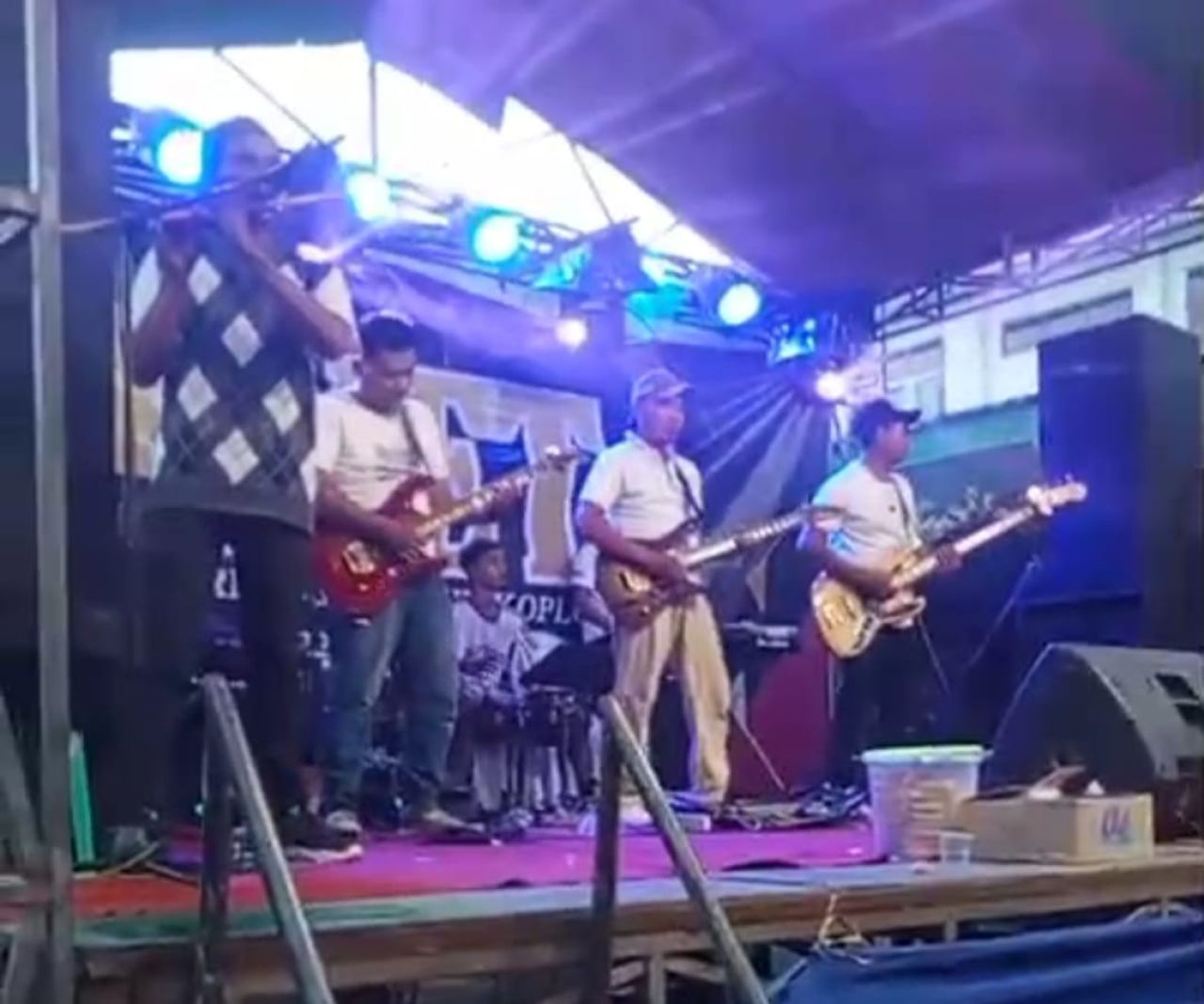 Suasana resepsi pernikahan anak Kades Kronto, Kecamatan Lumbang yang digelar dihalaman sekolah SDN 1 Kronto