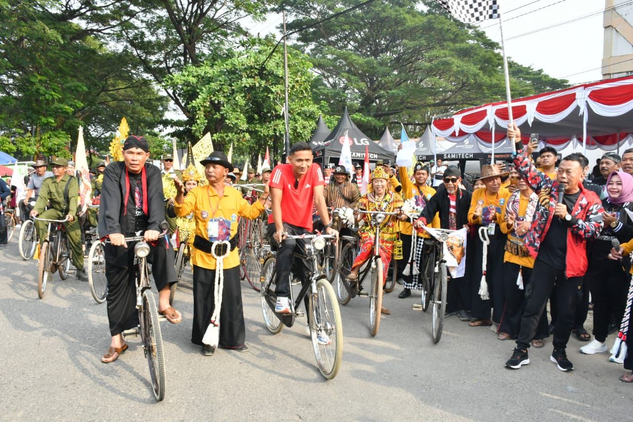 Dandim 0802/Ponorogo Ikuti Parade Sepeda Tua Nusantara Ke-4 Bersama Ribuan Peserta